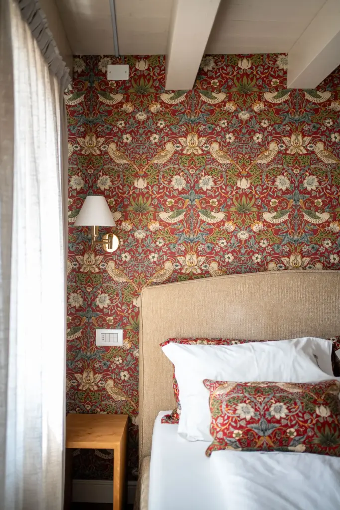 Letto matrimoniale con carta da parati floreale rossa