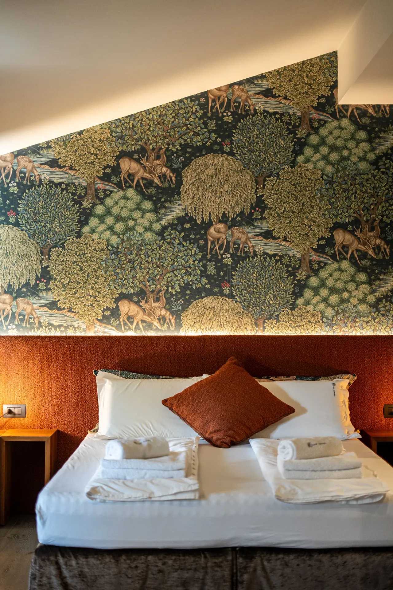 Camera matrimoniale con testata calda e carta da parati boschiva